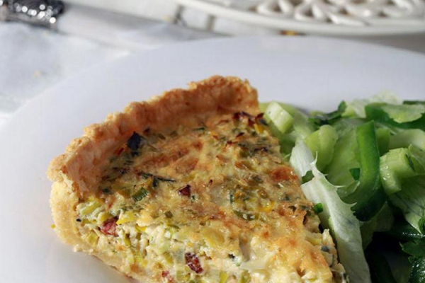 Quiche Lorraine, Tarta lotaryńska – quiche z porem, serem Gruyère i chrupiącymi skwarkami z boczku