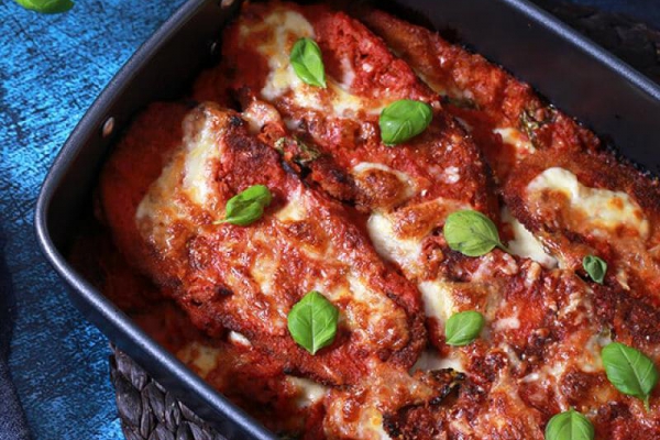 Włoska zapiekanka z bakłażana z sosem pomidorowym – wegetariańska lazania