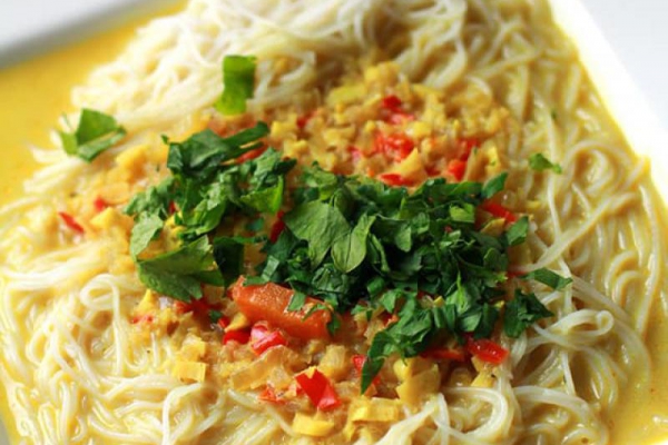 Curry laksa – rozgrzewająca zupa z makaron ryżowym z chilli, imbirem i trawą cytrynową