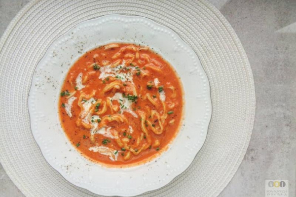 Gęsta zupa pomidorowa z pieczonych pomidorów