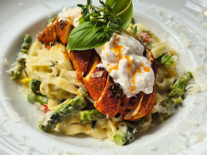 Tagliatelle z pieczonym kurczakiem