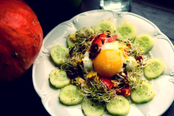 Jajecznica z suszonymi pomidorami i kiełkami brokuła