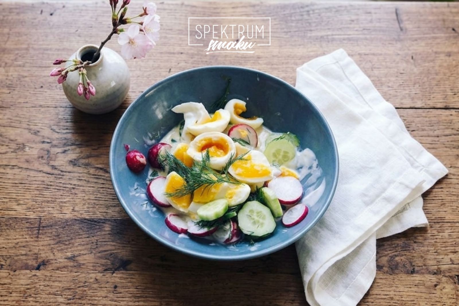Wiosenna sałatka z jajkiem na miękko