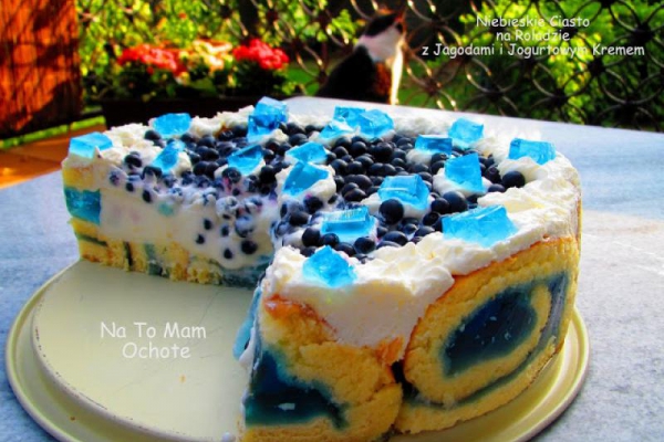 Niebieskie Ciasto na Roladzie z Jagodami i Jogurtowym Kremem