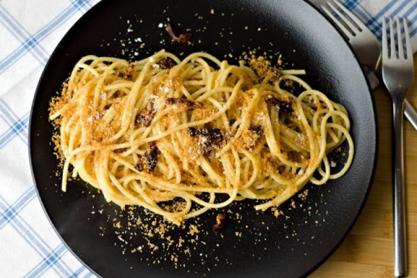 Spaghetti aglio olio e peperoncino z suszonymi pomidorami i bułką tartą