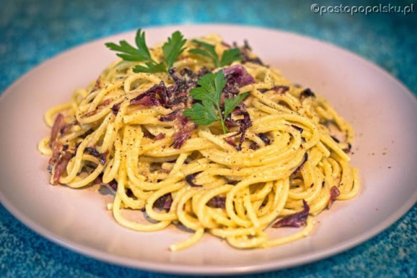 Spaghetti z cykorią sałatową, porami i boczkiem