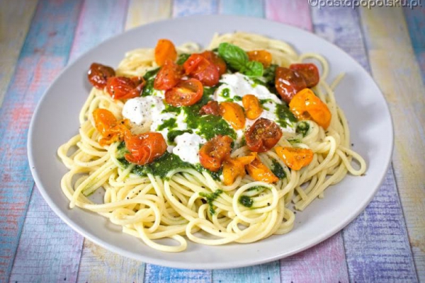 Spaghetti z burratą, pieczonymi pomidorkami koktajlowymi i kremem bazyliowym
