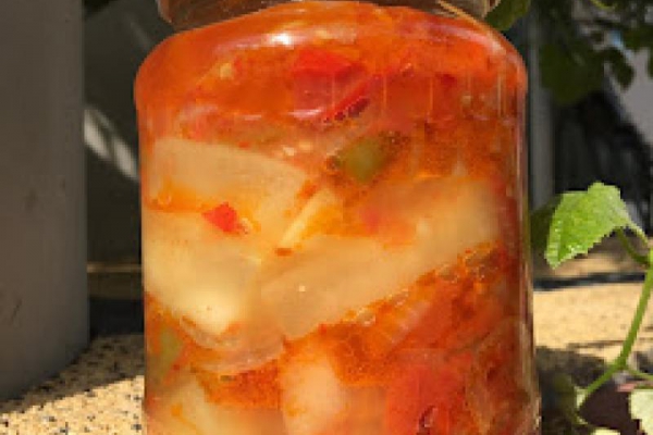 cukinia z zpapryką w sosie pomidorowo-cebulowym