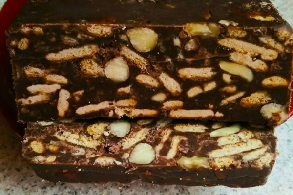 Blok czekoladowy – szybki i pyszny deser bez pieczenia
