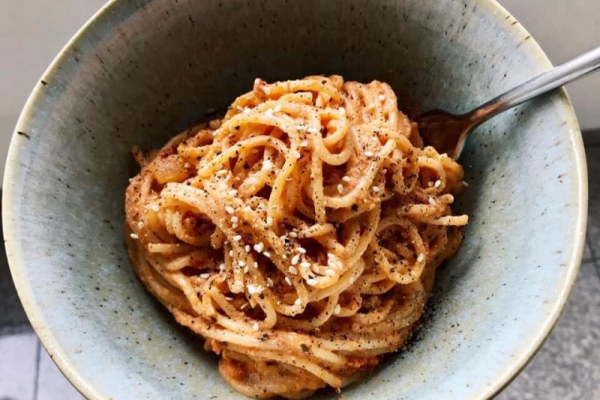 Spaghetti z sosem pomidorowo-orzechowym