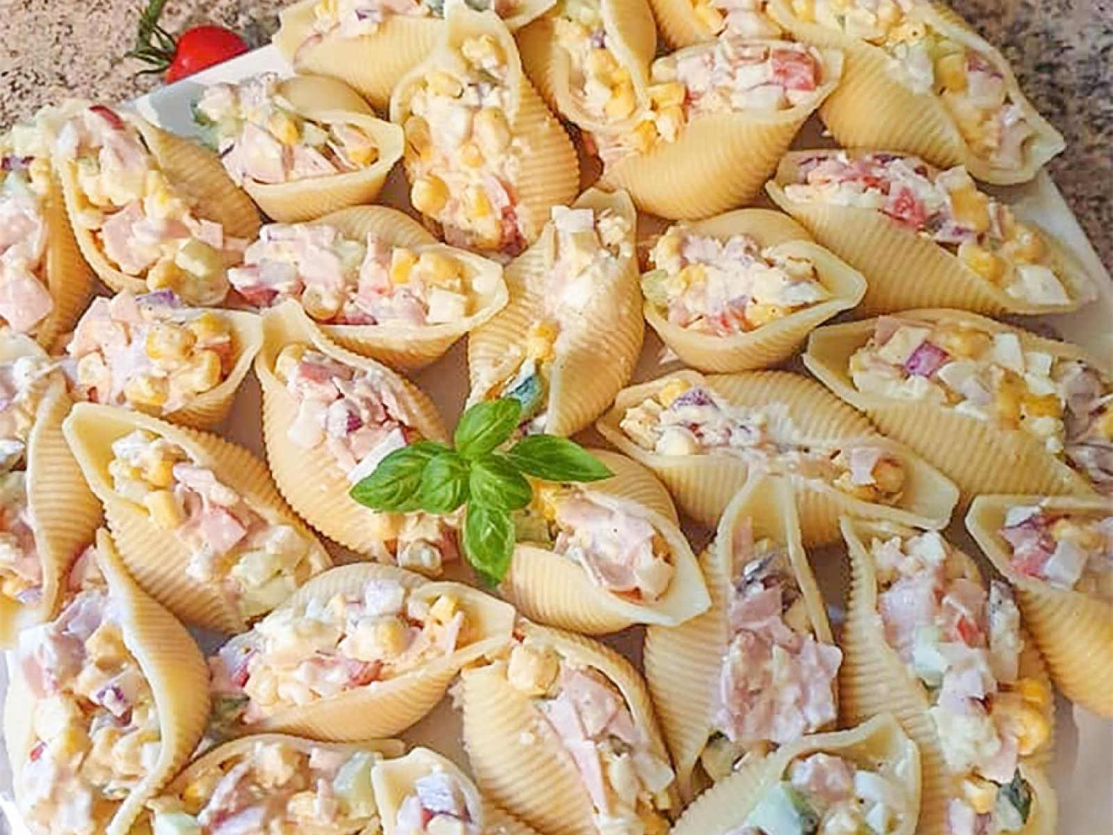 Sałatka w muszlach makaronowych