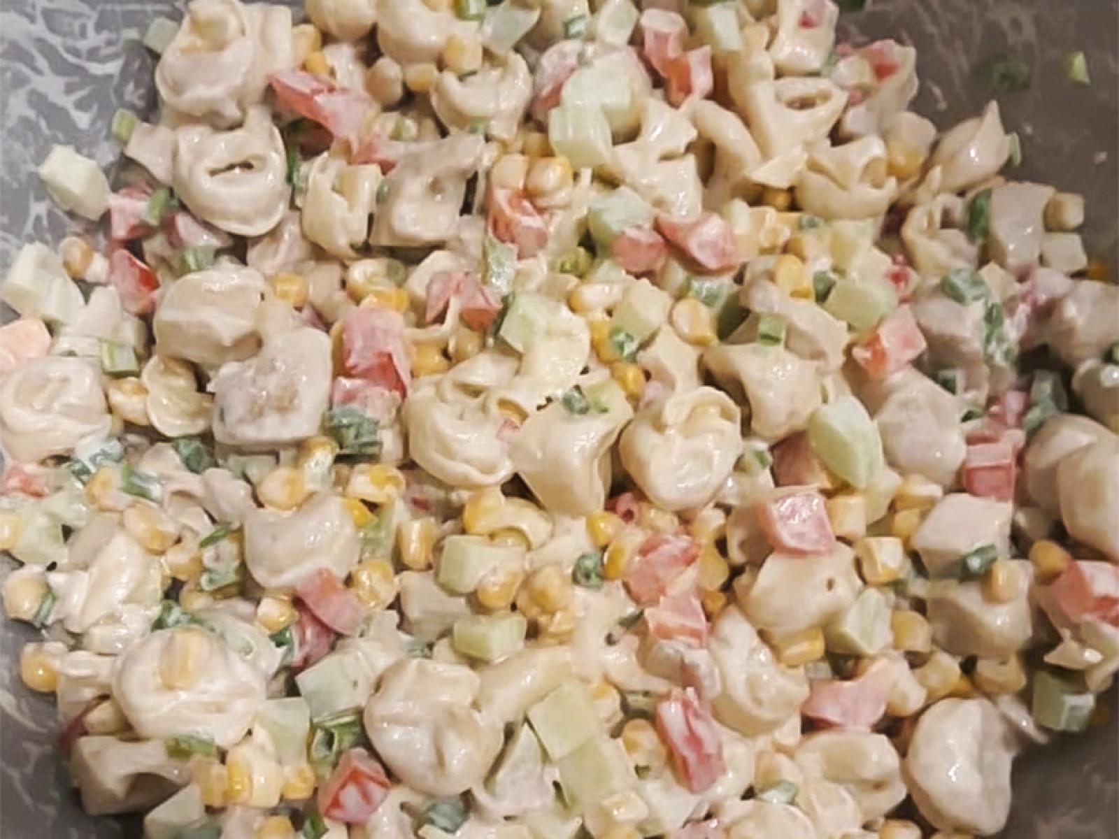 Sałatka z tortellini i kurczakiem