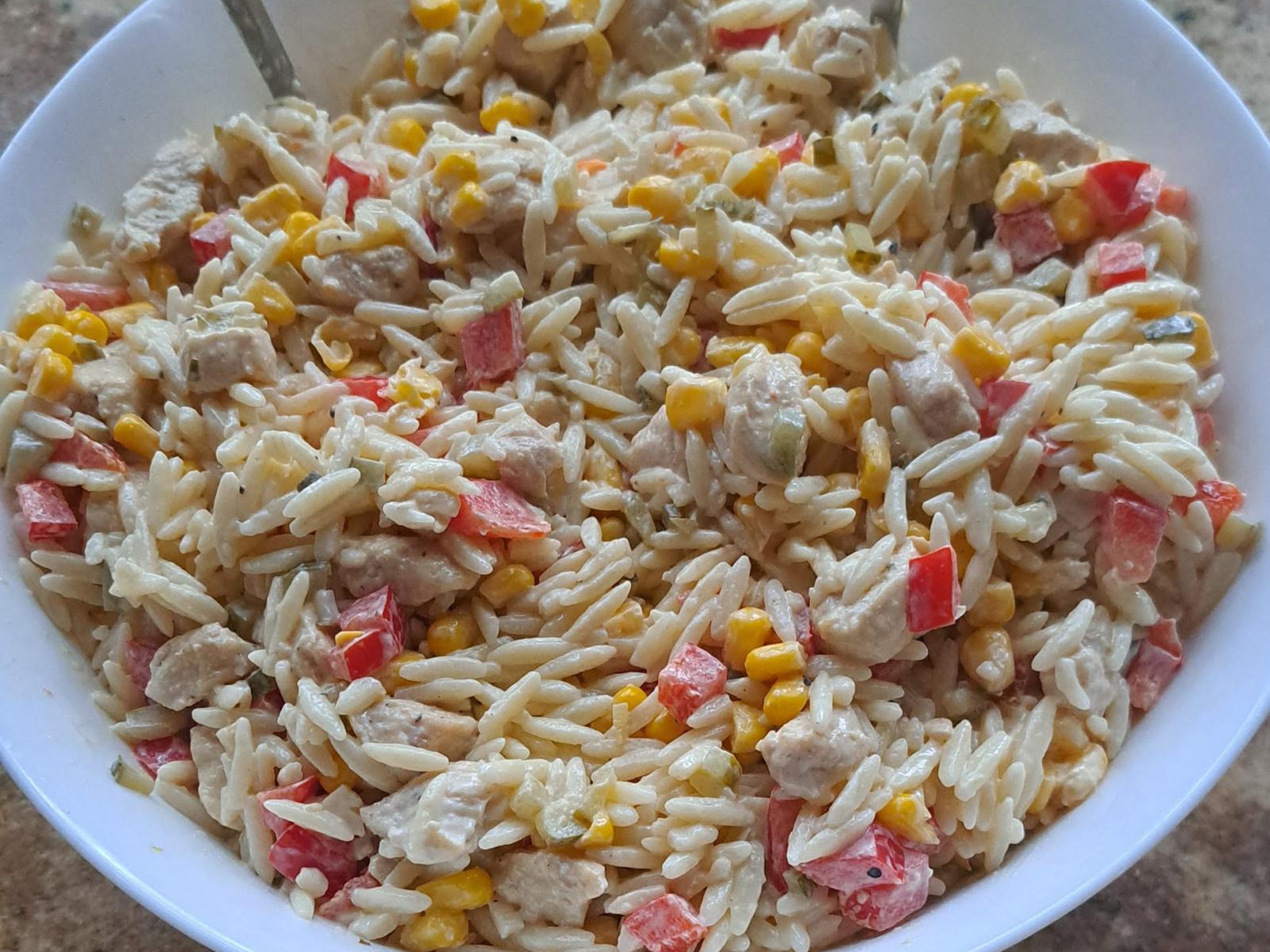 Sałatka z kurczakiem i makaronem orzo