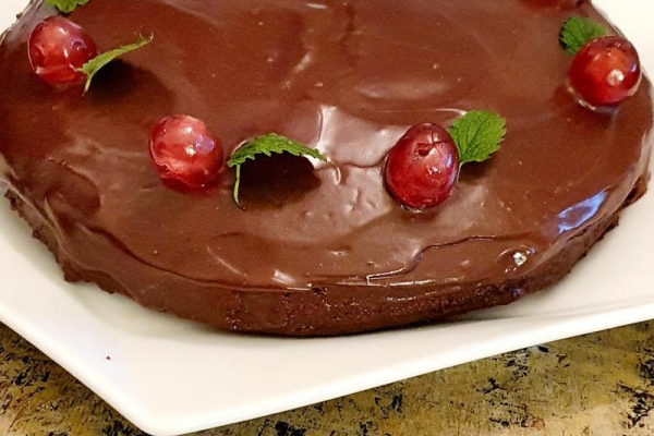 Ekspresowe ciasto czekoladowe z polewą – pyszne, szybkie, tanie.