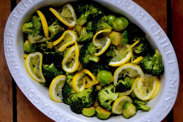 pieczone warzywa zielone z cytryną