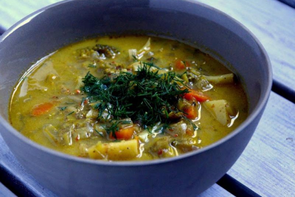 zupa jarzynowa po indyjsku, wegetariańska, z mlekiem kokosowym