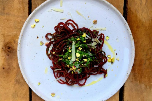 spaghetti z buraka i pistacjowe pesto z rukoli