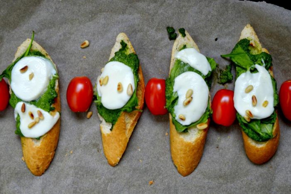 pesto ze szpinaku i crostini z mozzarellą