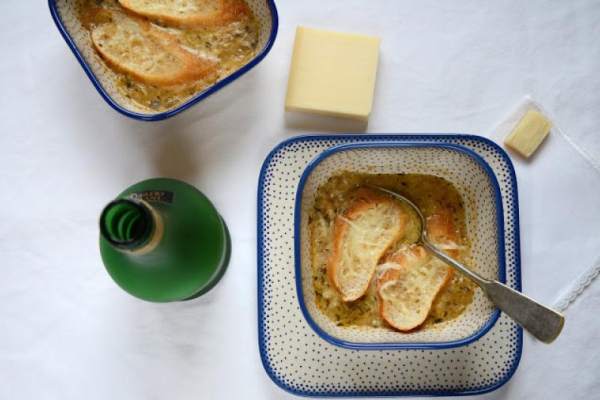 francuska zupa cebulowa z serem Gruyere na grzance