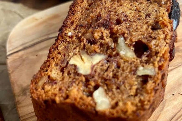 Banana bread z orzechami i daktylami