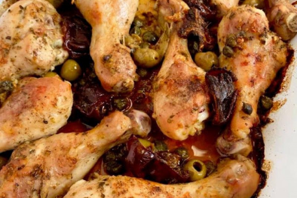 Kurczak Marbella, pieczony z oliwkami, daktylami i kaparami