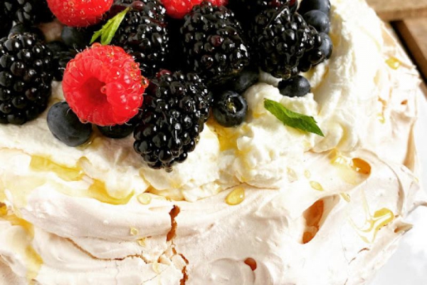 Pavlova, deser lekki jak piórko, z owocami leśnymi i kremem z mascarpone