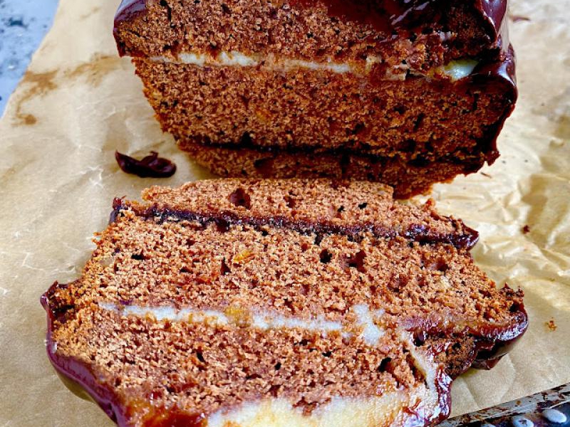 Piernik obłędnie pyszny i tak samo łatwy i szybki, przełożony powidłami i kremem maślanym