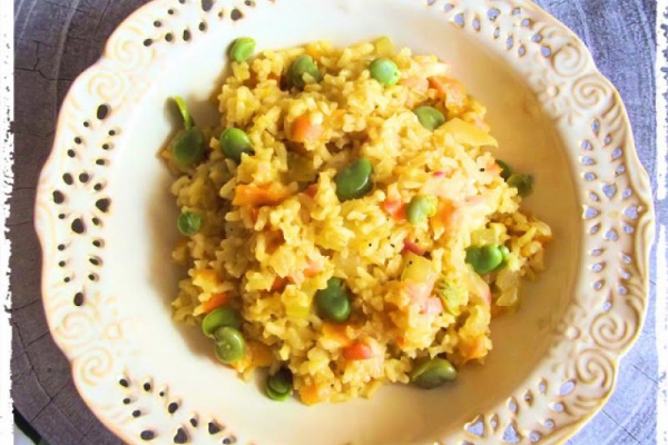 Risotto z brązowego ryżu z warzywami w towarzystwie bobu