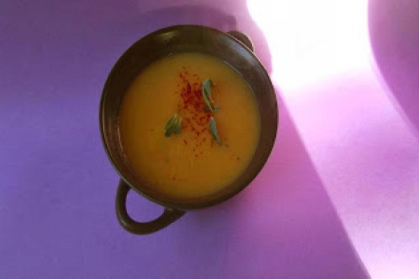Zupa krem z zielonej dyni z szafranem i szałwią