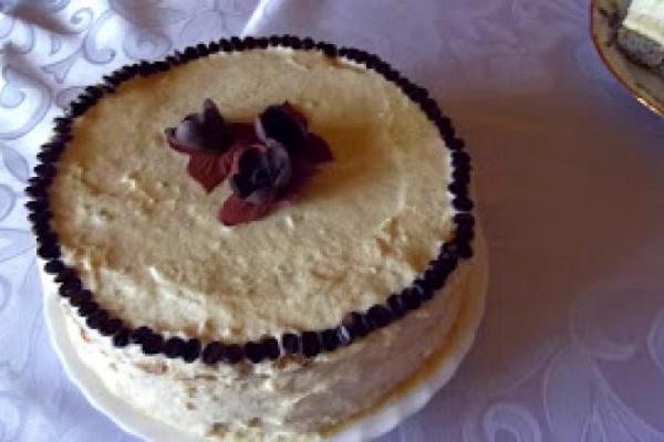 Tort kawowy   Ola  z domieszką czekolady i orzeszków:)