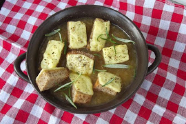 Francuska zupa cebulowa z serowo-czosnkowymi grzankami
