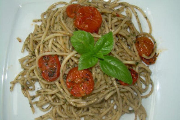 Ziołowe spaghetti z suszonymi pomidorkami