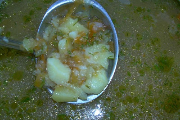 Zupa ogórkowo-ziemniaczana pokolorowana marchewką:)