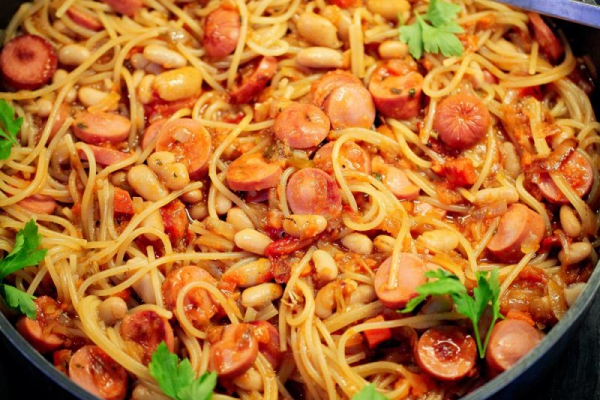 Spaghetti z parówkami i fasolą – przepis