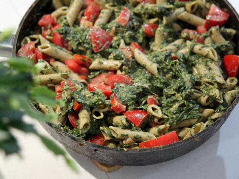 Makaron ze szpinakiem i pomidorem