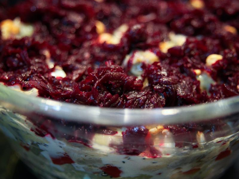 Sałatka warstwowa ze śledziem i burakami