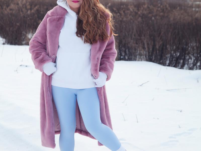 Trend alert: Ice blue legginsy i różowe futro