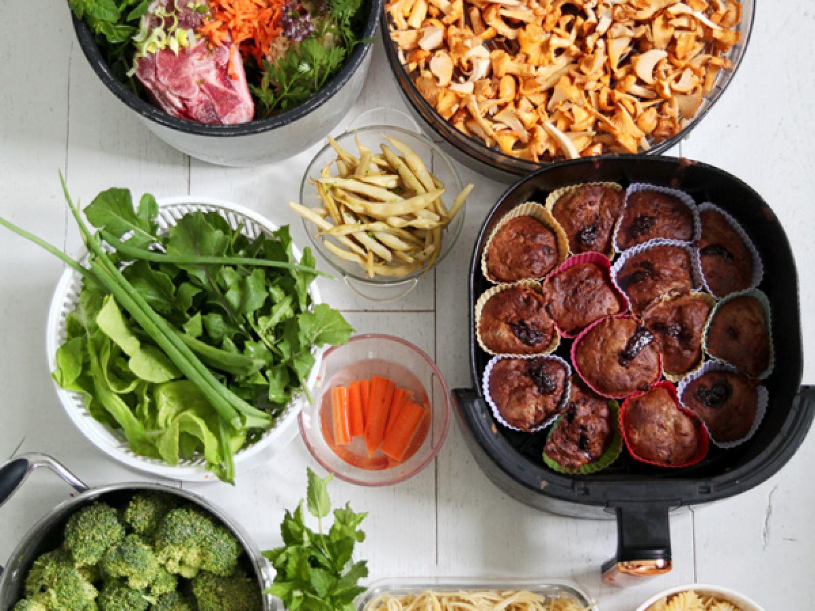 Meal prep: babeczki bananowe z airfryer, golonka, kurki, brokuł, sałaty i zioła z ogrodu