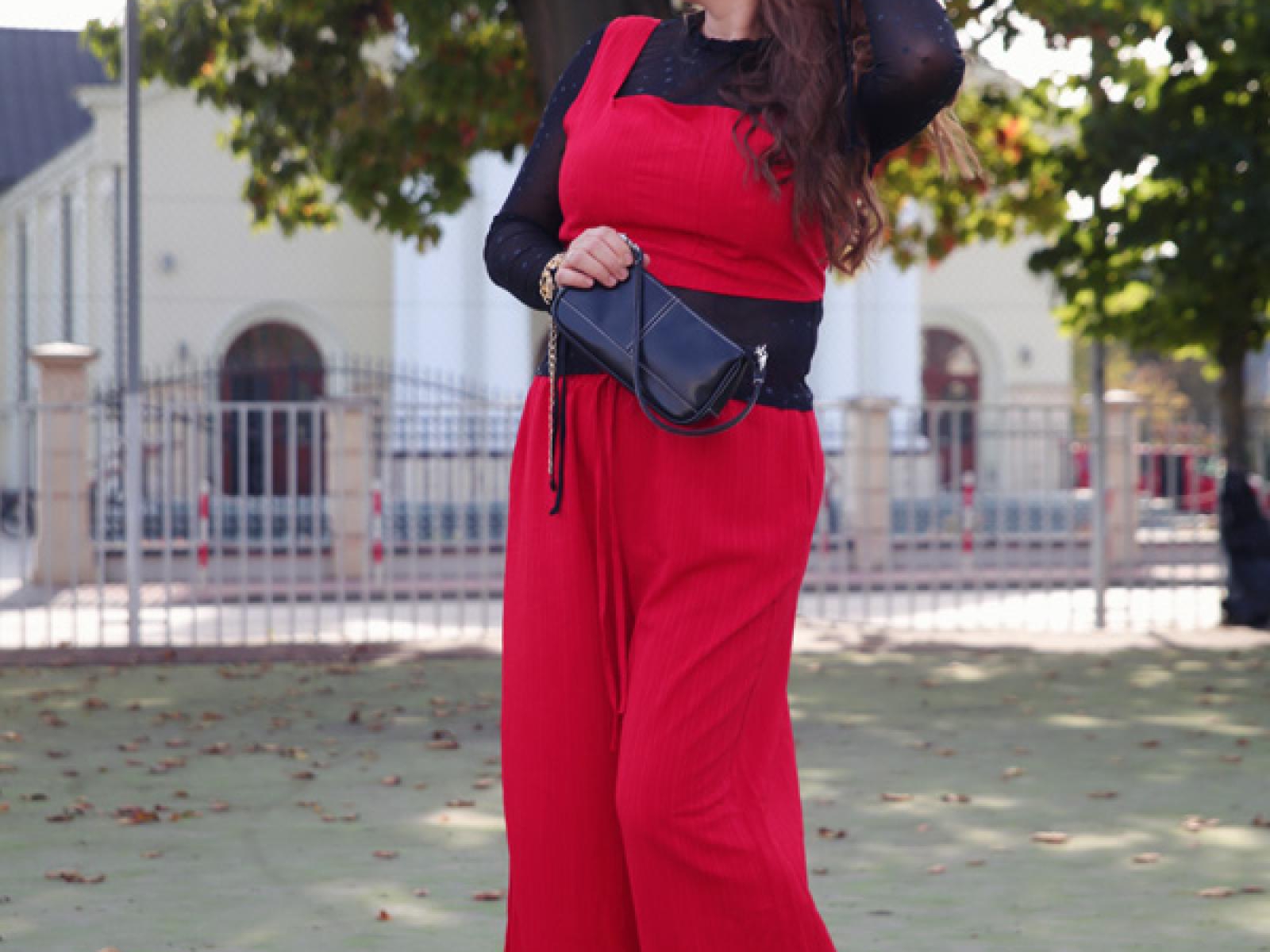 Set – czerwone spodnie z szerokimi nogawkami i top – stylizacja