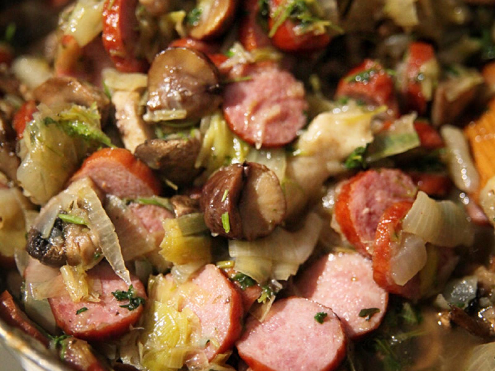 Kiełbasa z Cebulą, Pieczarkami i Kasztanami – Aromatyczne Danie na Każdą Okazję