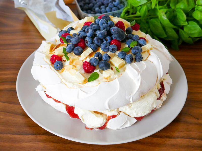 Tort bezowy z owocami