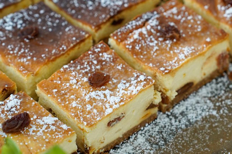 Szybki sernik z rodzynkami