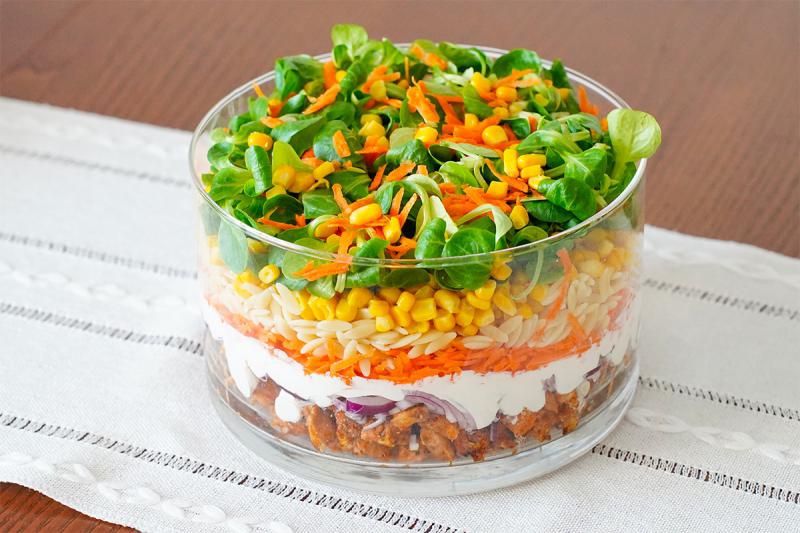 Sałatka warstwowa z kurczakiem