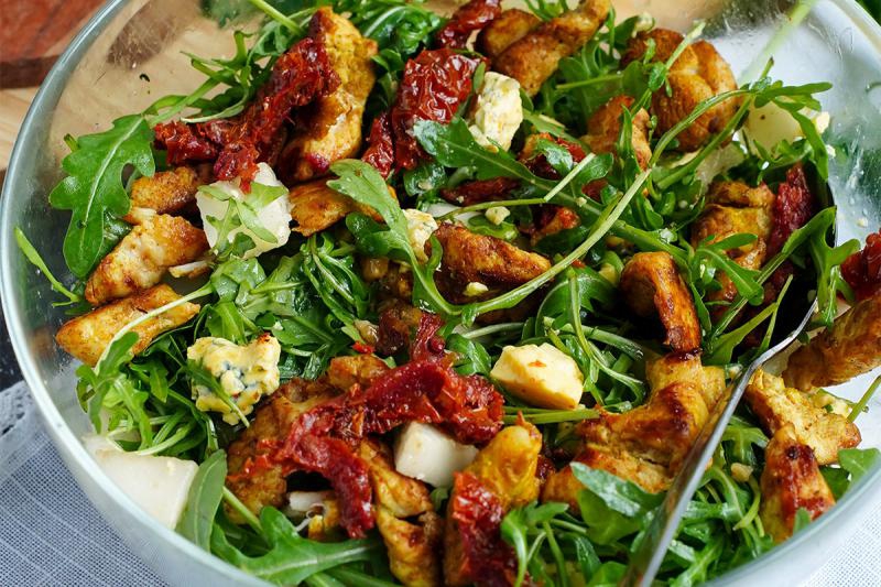 Sałatka z rukolą, kurczakiem i gruszką