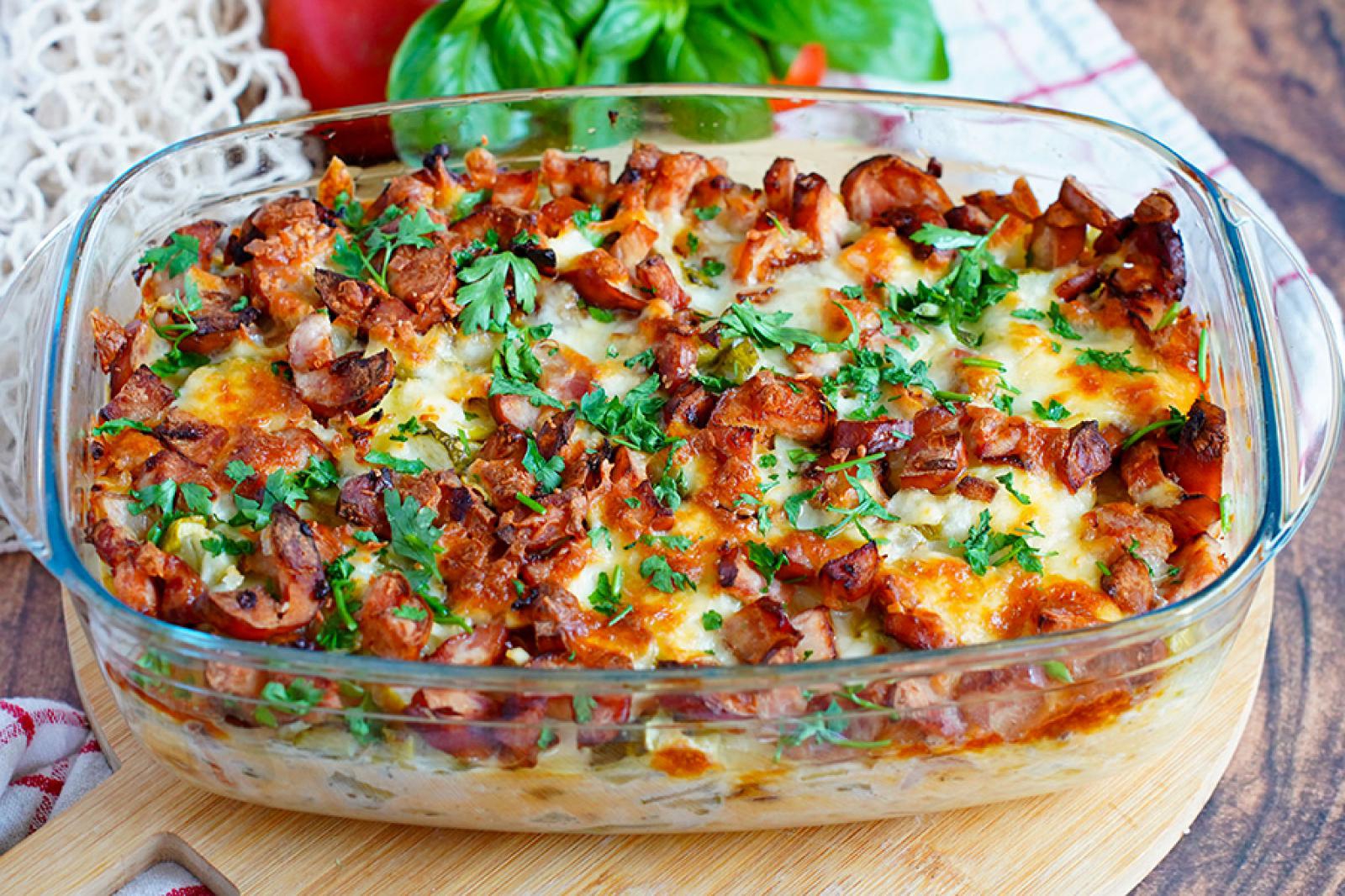 Zapiekanka ziemniaczana z kiełbasą i ogórkiem