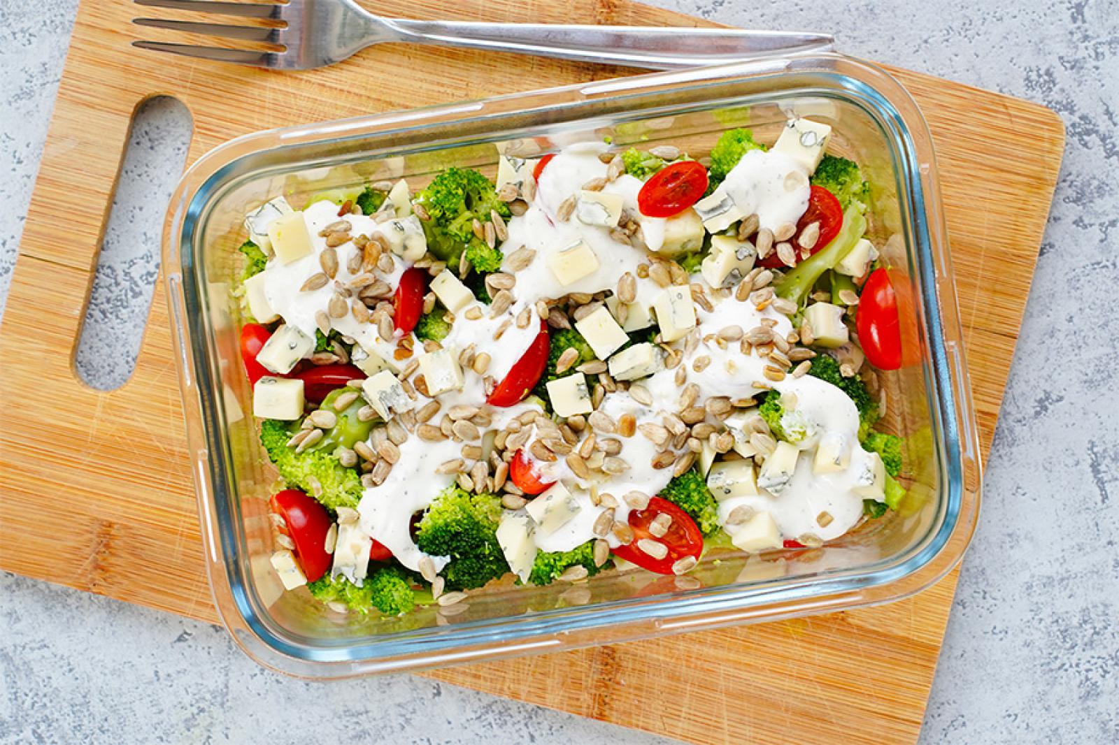 Sałatka brokułowa z sosem czosnkowym