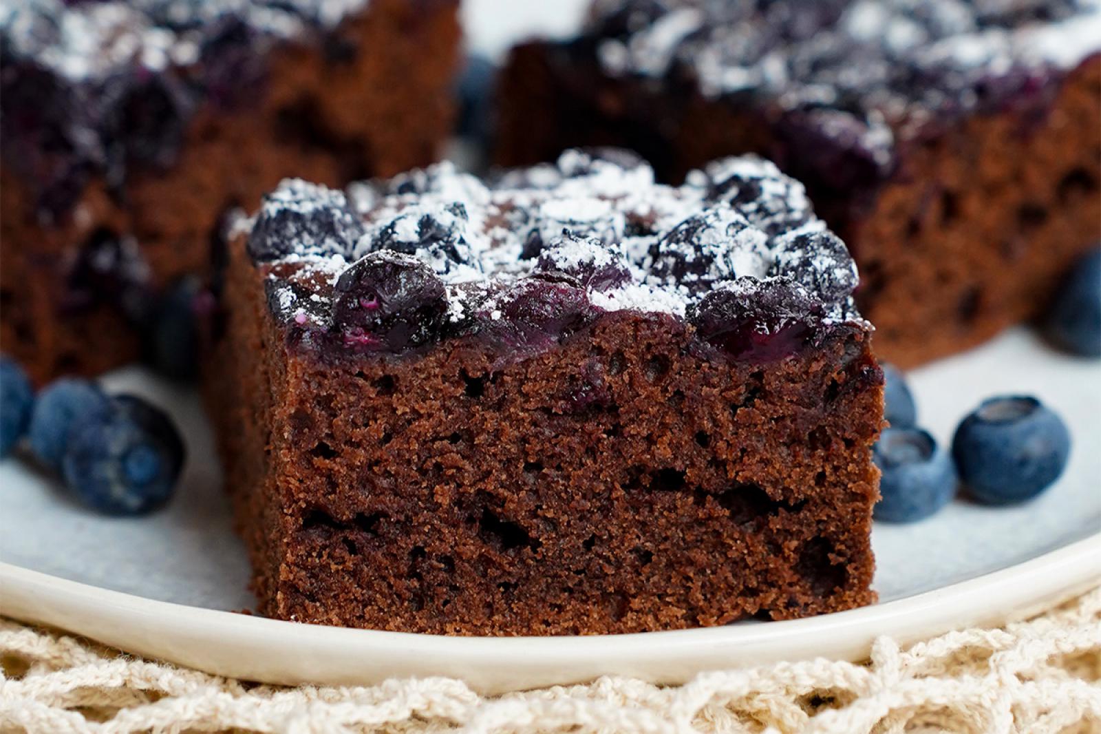 Ciasto czekoladowe na kefirze z borówkami