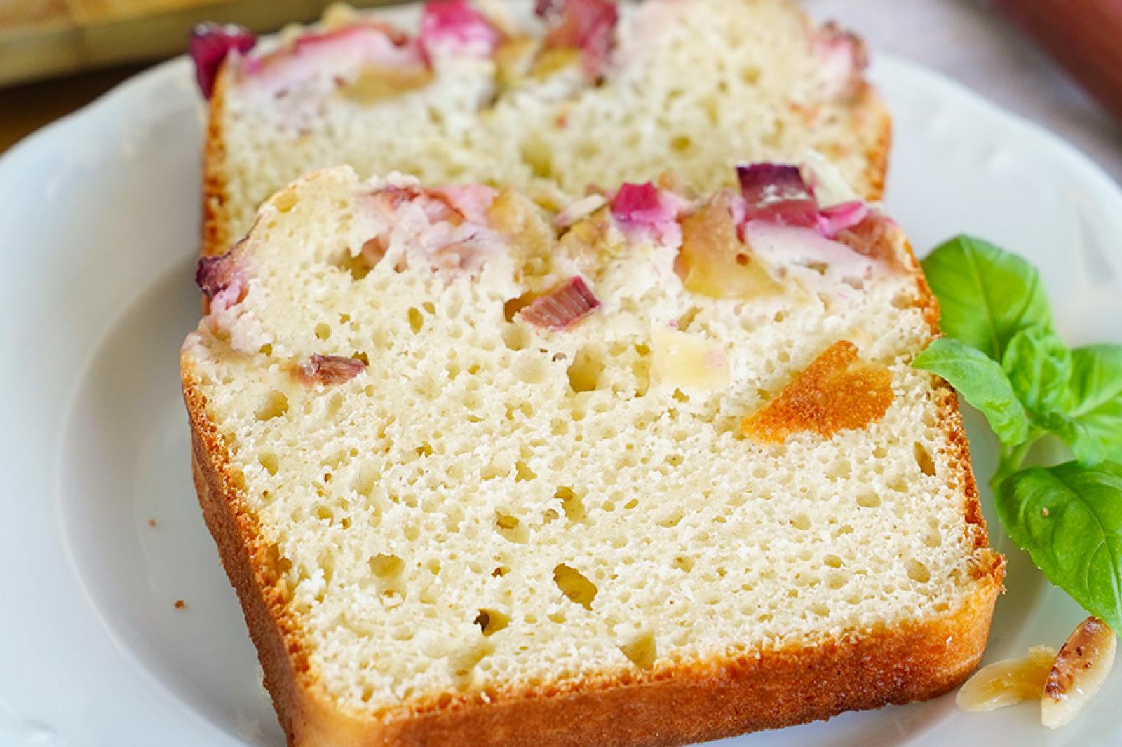 Szybkie ciasto z rabarbarem na kefirze