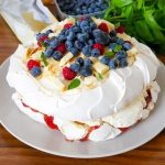 Tort bezowy z owocami