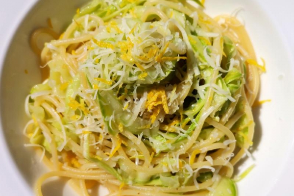 Spaghetti z cukinią, miętą oraz skórką cytryny.